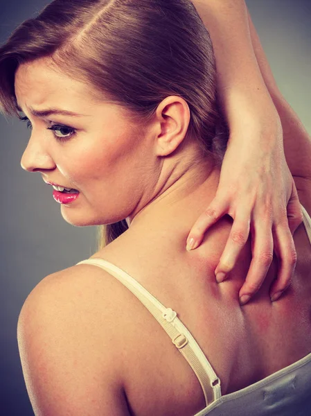 Anti döküntü ile kaşıntılı onu geri tırmalamak kadın