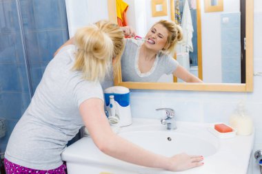 Kadın banyoda Temizleme diş fırçalama