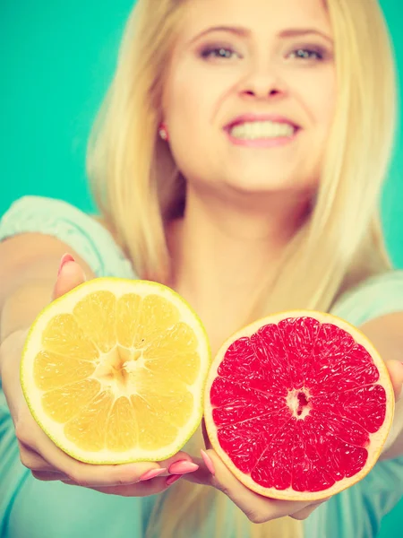 Frau hält Grapefruit-Zitrusfrucht in Händen — Stockfoto