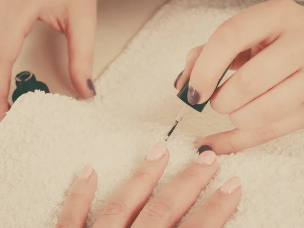 Kobieta w salonie piękności robi manicure. — Zdjęcie stockowe