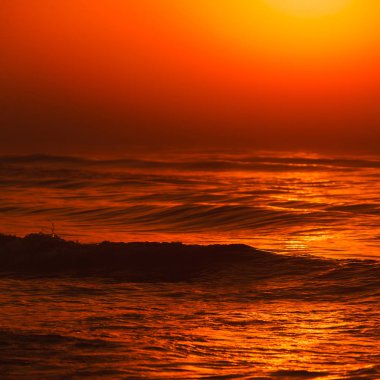 Güzel kırmızı günbatımı deniz yüzeyi üzerinde