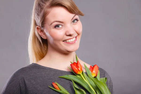 Felice donna bionda con fiore di primavera . — Foto Stock
