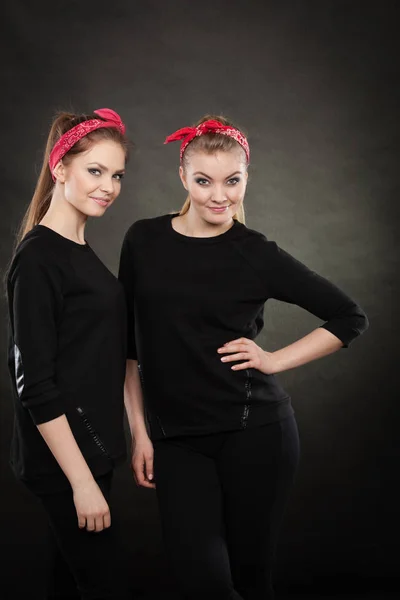 Retro pin-up Stilizálás szerető nővérek. — Stock Fotó
