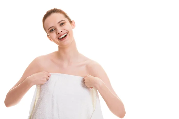 Счастливая голая женщина в полотенце после ванны — стоковое фото