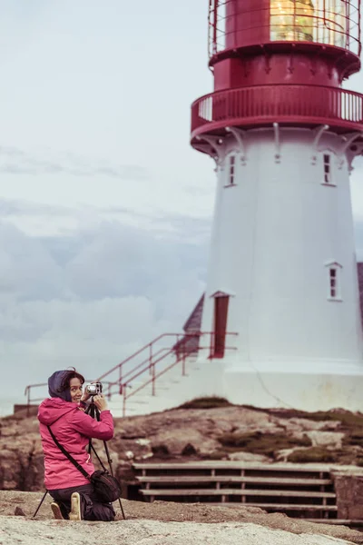 Турист на маяке Линдеснес в Норвегии — стоковое фото