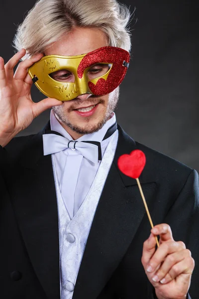 Man in carnaval masker met stick liefde hartsymbool — Stockfoto