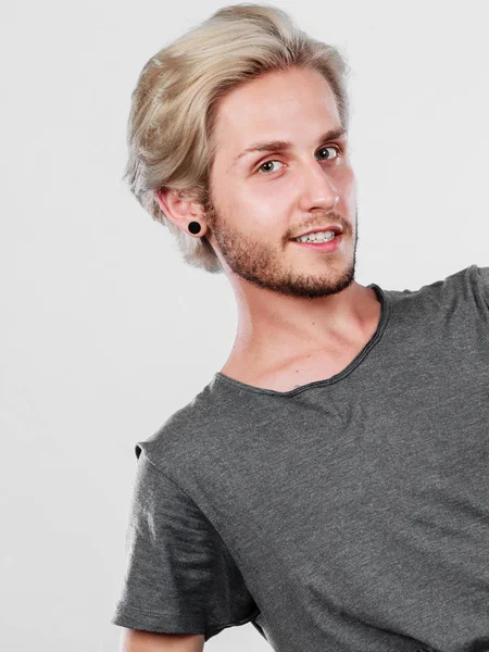 Feliz sorrindo homem loiro em cinza t-shirt — Fotografia de Stock