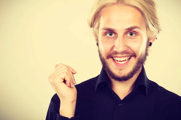 Usměvavá blondýnka muž s piercing — Stock fotografie