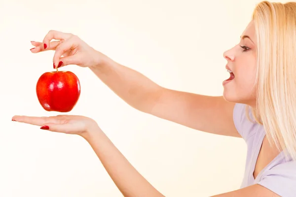 Gelukkige vrouw met heerlijke rode appel — Stockfoto