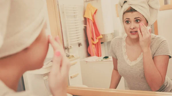 Donna che guarda il suo riflesso nello specchio — Foto Stock