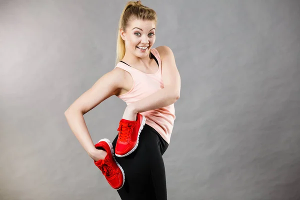 Šťastná žena představí sportovní oblečení sportovní obuv — Stock fotografie