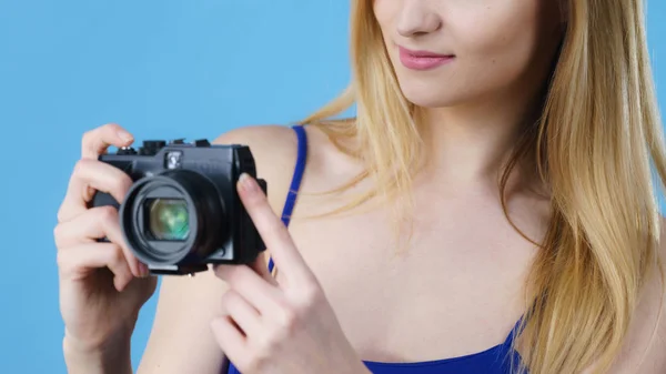 Eski moda kamera tutan genç kadın — Stok fotoğraf