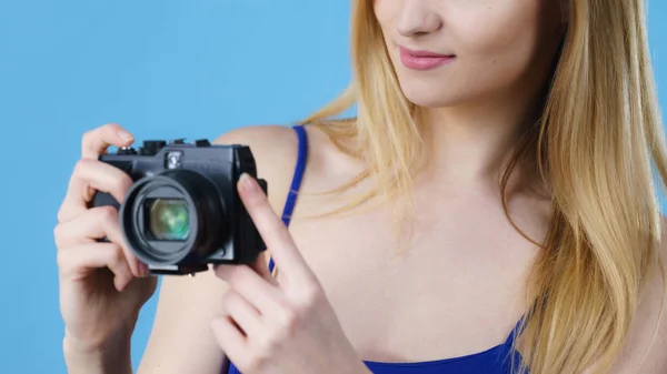 Jonge vrouw met oude ouderwetse camera — Stockfoto