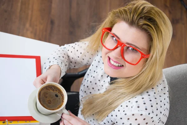 Gelukkige vrouw op kantoor warme koffie drinken — Stockfoto