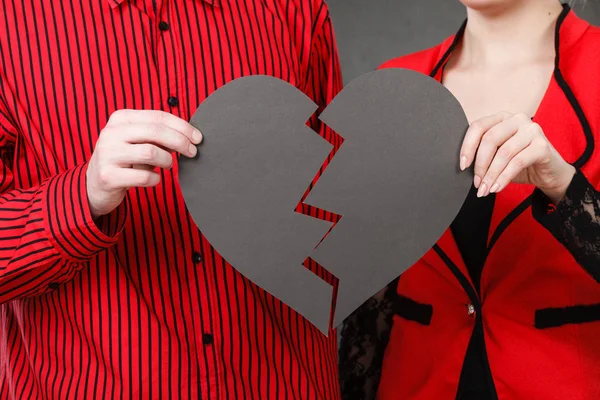 Hombre y mujer sosteniendo el corazón roto — Foto de Stock