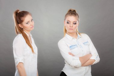 kadın soran rahatsız arkadaşıyla kavga sonra özür.