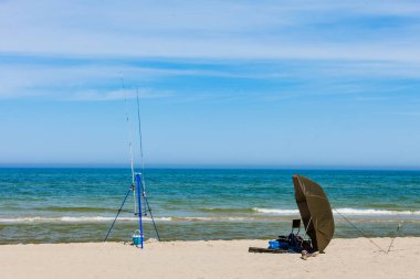 Olta ve deniz kıyısında çadır