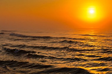 Güzel kırmızı günbatımı deniz yüzeyi üzerinde
