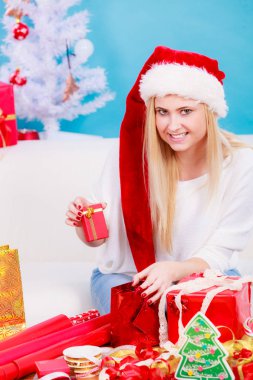 Noel Baba şapkası Noel hediyeleri hazırlama kadın