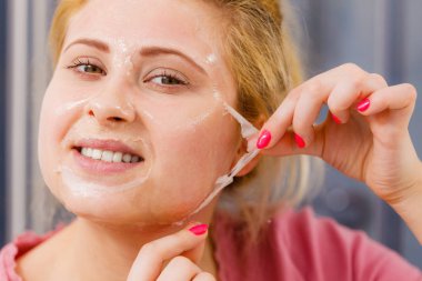 Jel maske yüzünden gelen kapalı soyulması kadın