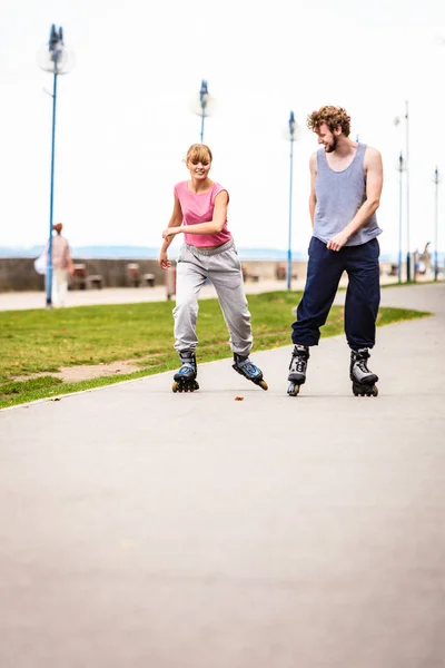 Amici pattinaggio insieme divertirsi nel parco . — Foto Stock