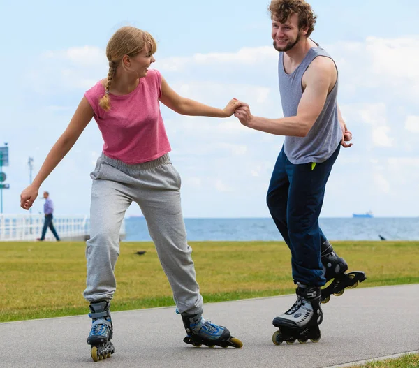 Rollschuhfahrer-Paar beim Skaten im Freien — Stockfoto