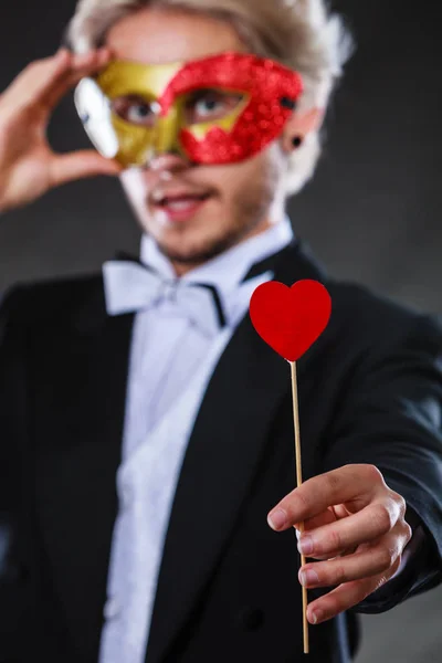 ハートマーク棒愛とカーニバルの仮面の男 — ストック写真