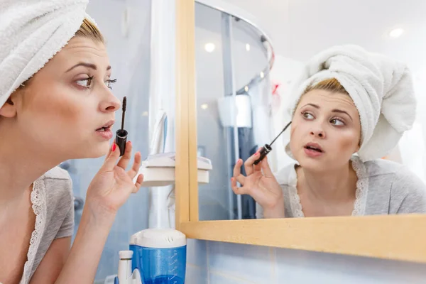 Donna in bagno applicare il mascara sulle ciglia — Foto Stock