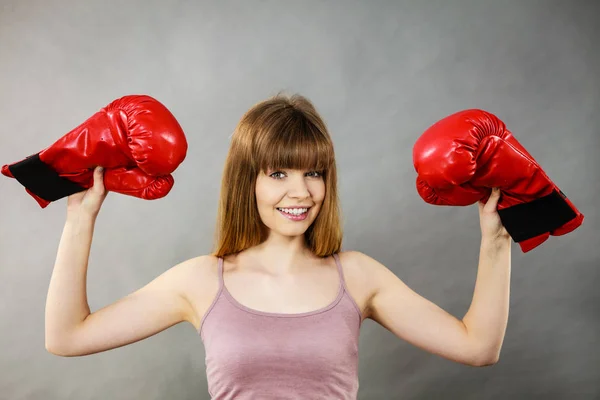 Mujer sosteniendo guantes de boxeo — Foto de Stock