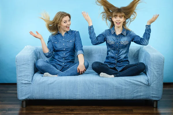 Δύο ευτυχισμένη συγκλονισμένο γυναίκες με μεταδιδόμενη μέσω του ανέμου τα μαλλιά — Φωτογραφία Αρχείου