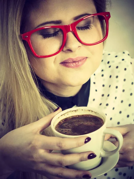 Gelukkige vrouw op kantoor warme koffie drinken — Stockfoto