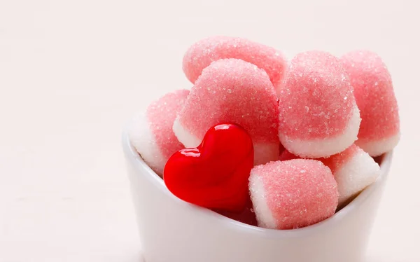 Roze gelei of marshmallows met suiker in kom — Stockfoto