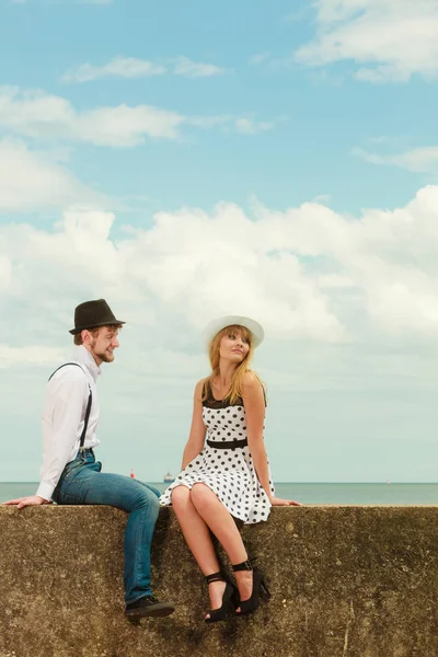 Deniz kıyısında uzanan sevgi dolu çift retro tarzı