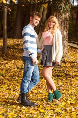 Aşık çift romantik Tarih içinde park zevk..