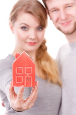 Genç çift ev sembolünü gösterirken girerler.