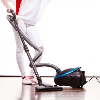 Elektrikli süpürge ile santa yardımcı şapkalı kız