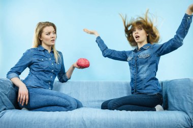 Düşünme iki kadın arkadaş