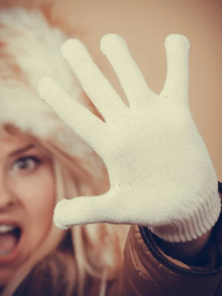 Nő a téli sapka és kesztyű — Stock Fotó