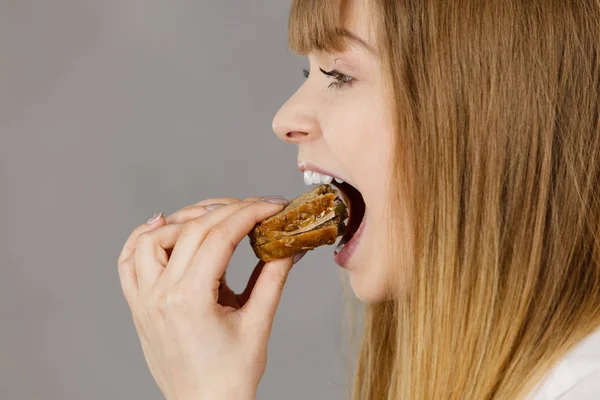 Mulher comendo sanduíche, tomando mordida — Fotografia de Stock