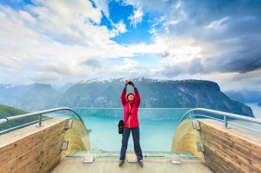 Turist fotoğrafçı ile fotoğraf makinesi Stegastein uyanık, Norveç