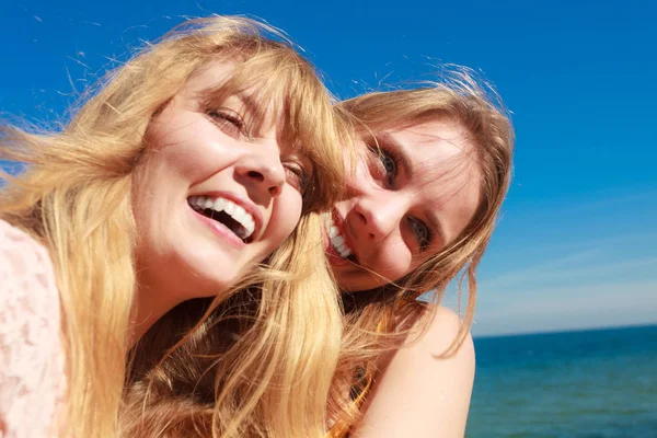 Två kvinnor bästa vänner har roligt utomhus — Stockfoto