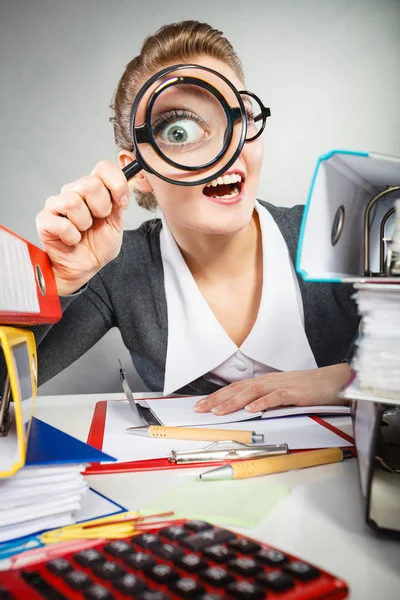 Çılgın tuhaf işkadını büyük büyüteç ile.