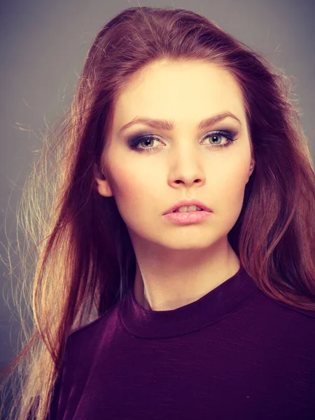 Saç sallayarak ile göz alıcı çarpıcı kadın.