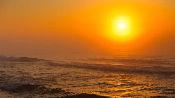 Coucher de soleil rouge béatifique sur la surface de la mer — Photo
