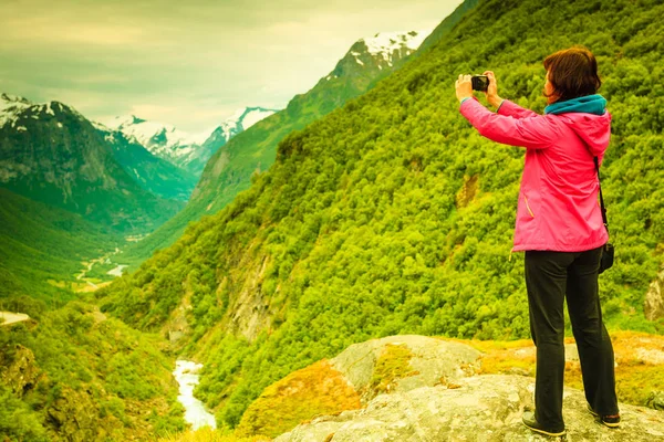 Turista con cámara fotográfica en las montañas Noruega — Foto de Stock