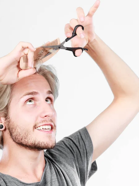 Uomo con forbici e pettine creando nuova coiffure — Foto Stock