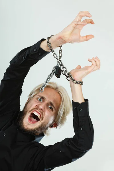 Homem gritando com as mãos acorrentadas, sem liberdade — Fotografia de Stock
