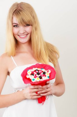 Mutlu kadın şeker demet çiçeklerle.