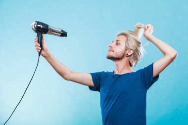 Saç kurutma makinesi ile trendy adam