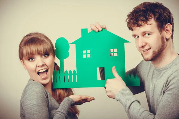 Neşeli çift geleceklerini kutluyor.